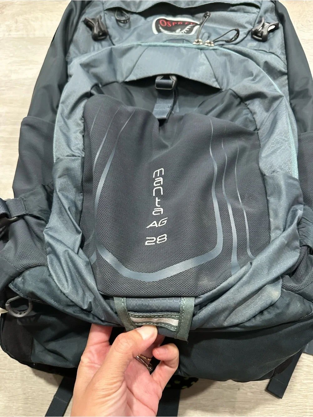BGA36 Osprey Manta AG 28 Backpack Teal Blue W/ Rain Cover Hiking Biking Camping